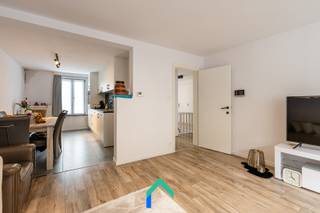 Algemeen<br />In het bruisende centrum van Meulebeke bevindt zich dit ruim, gerenoveerd duplexappartement. Dankzij de centrale ligging en het potentieel om de zolder nog verder af te werken tot volwaardig leefgedeelte biedt dit appartement heel wat troeven.<br /><br />Indeling<br />We komen het gebouw binnen waar er een gemeenschappelijke inkom is. Op de eerste verdieping bevindt zich het gerenoveerde appartement met een bewoonbare oppervlakte van maar liefst 142 m² (inclusief zolderruimte). Bij het betreden van het appartement komt u in de inkomhal met een praktische ingebouwde kastenwand waarin onder meer de technieken en aansluiting voor een wasmachine zijn voorzien. De leefruimte straalt warmte en gezelligheid uit dankzij de mooie laminaatvloer en geniet van een aangename lichtinval. De keuken sluit hier naadloos op aan en is volledig uitgerust met moderne toestellen waaronder een oven, koelkast, vaatwasser en inductiekookplaat. Het appartement beschikt over een ruime slaapkamer en een hedendaagse badkamer met inloopdouche en toilet. Via een vaste trap bereikt u de ruime zolder die tal van mogelijkheden biedt. Op dit moment doet deze zolderruimte dienst als extra opslagruimte, maar in de toekomst kan hier ook gekeken worden om extra slaapkamers te creëren.<br /><br />Troeven<br />* Instapklaar appartement met potentieel<br />* Geen syndickosten<br />* Centrale ligging<br /><br />Interesse<br />Dit pand biedt een unieke kans op een centrale in Meulebeke. De ruime indeling, het instapklare karakter en de centrale ligging maken van deze eigendom een plek waar comfort, functionaliteit en toekomstmogelijkheden samenkomen. Een bezoek met Mathieu zal u ongetwijfeld overtuigen van het potentieel dat deze eigendom te bieden heeft. <br /><br />T: 0479 63 53 01<br />M: mathieu@gentill.be
