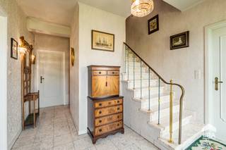 <p>Op zoek naar een villa met <strong>3 slaapkamers</strong>, een <strong>rustige ligging</strong> op een <strong>gunstige locatie</strong>, dichtbij het <strong>openbaar vervoer</strong> en <strong>belangrijke verbindingswegen</strong>, én de mogelijkheid om gelijkvloers te wonen? Gevonden!</p>

<p>De woning biedt dankzij de <strong>ruime leefruimtes</strong> en <strong>grote raampartijen</strong> een aangenaam en lichtrijk woongevoel. <br /><br />Op het gelijkvloers bevinden zich de inkomhal, ruime leefruimte, eetkamer, een apart gastentoilet, een slaapkamer en een badkamer. Dankzij deze indeling is <strong>gelijkvloers wonen perfect mogelijk</strong>. Op de eerste verdieping bevinden zich nog <strong>2 slaapkamers</strong> en een <strong>zolderruimte</strong>, die kan worden gebruikt als extra bergruimte of stockage.</p>

<p>Verder beschikt de woning over een <strong>dubbele garage</strong> en een ruime <strong>oprit</strong> met plaats voor meerdere wagens.</p>

<p>De rustige ligging zorgt voor een aangename woonomgeving, terwijl u dankzij de nabijheid van het <strong>openbaar vervoer en belangrijke verbindingswegen</strong> toch geniet van een goede bereikbaarheid.</p>

<p>De stookolietank is conform tot 2031. Er geldt een renovatieplicht, waardoor de woning kan aangepast worden aan uw eigen woonwensen. Ter info: aardgas is beschikbaar in de straat voor de woning.</p>

<p><strong>Contacteer ons vandaag nog om een bezoek in te plannen via living@era.be of 053 41 40 25!</strong></p>