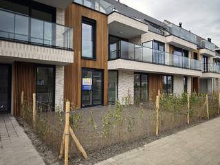 Residentie Bries & Boei is een nieuwbouwproject vlakbij de Hoge Blekker, een duinengebied die rust en ruimte harmonieus laat samenvloeien met alle troeven van de kust. Alle appartementen zijn bijna energie neutraal en beschikken over vloerverwarming. Parkeerplaats en berging in de prijs aanwezig.<br /><br />Dit appartement valt onder het 6% BTW tarief. Benieuwd naar de all-in prijs voor je eerste aankoop of investering? Dan kunnen wij deze berekening maken voor jou.<br /><br />Het appartement bevindt zich op het gelijkvloers en werd op plan ingedeeld als volgt:<br />Inkom, toilet, berging, leefruimte met open keuken, terras met tuin en een slaapkamer met badkamer. <br /><br />Oppervlakte appartement: 50 m²<br />Oppervlakte tuin: 34,24 m²