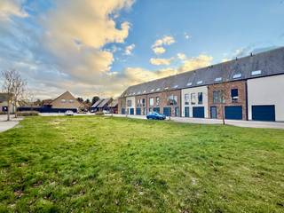 Ontdek deze moderne bel-étagewoning uit 2015, volledig instapklaar en gelegen op een toplocatie aan een rustig plein. Met een binnenruimte van 183 m² en een tijdloze afwerking is dit de ideale thuis voor wie comfort en praktisch wonen zoekt. <br /><br />Binnen geniet je van een volwaardige leefruimte met een volledig geïnstalleerde keuken, veel licht en een aangename indeling. De woning beschikt over 3 slaapkamers waarvan 1 op het gelijkvloers ;perfect als bureau, hobbyruimte of polyvalente ruimte wat extra flexibiliteit biedt. Bovendien is er een ruime zolder met extra mogelijkheden. <br /><br />Comfort is verzekerd dankzij de zeer sterke EPC-score (58 kWh/m2/jaar!), HR beglazing, CV op aardgas, ventilatiesysteem D en uiteraard conforme elektriciteit.<br /><br />Buiten vind je een onderhoudsvriendelijke, verharde tuin, ideaal om het hele jaar door zorgeloos van te genieten. De inpandige garage maakt het plaatje compleet. Parkeerplaats heb je ook voor de deur ! Dit kan ook een mooie investering zijn voor verhuurders ! <br /><br />Kortom: een frisse, energiezuinige woning op een fantastische ligging in Evergem -Belzele— helemaal klaar voor zijn nieuwe bewoners!<br />Meer info of een bezoek? Graag een mail naar hallo@wijsvastgoed.be ! We nemen dan spoedig contact op voor een bezoekmoment.