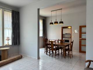<p>Appartement te huur in het centrum van Diksmuide, vlak bij het park en alle dagelijkse voorzieningen.</p>
<p> </p>
<p>Dit appartement combineert een centrale ligging met aangenaam wooncomfort in een rustige omgeving nabij het park van Diksmuide. De lichtrijke leefruimte sluit aan op een groot terras waar u volop kan genieten van de buitenruimte in het hart van de stad. Daarnaast beschikt het appartement over een ondergrondse staanplaats, wat extra comfort biedt in het centrum. Winkels, horeca, openbaar vervoer en groene zones bevinden zich op korte afstand, wat deze woonst bijzonder praktisch maakt voor eigen bewoning of als investering.</p>
<p> </p>
<p>• Inkomhal met toegang tot de verschillende ruimtes<br />• Gezellige living met natuurlijke lichtinval<br />• Functionele keuken<br />• Slaapkamer met aangename indeling<br />• Badkamer<br />• Berging voor extra opslagruimte<br />• Groot terras met ruimte om buiten te genieten<br />• Ondergrondse staanplaats inbegrepen</p>
<p> </p>
<p>• Mooie ligging nabij het park van Diksmuide<br />• Groot terras in het centrum van de stad<br />• Inclusief ondergrondse staanplaats</p>
<p> </p>
<p>Neem vandaag nog contact op met je ERA-makelaar voor een bezoek.</p>
<p><strong>AANMELDEN VIA DE ERA WEBSITE !!</strong></p>
<p>JOUW DROOMAPPARTEMENT. ZO GEVONDEN!</p>
