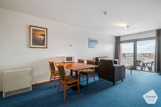 Deze studio heeft een <strong>uitstekende</strong> <strong>locatie</strong> vlakbij zowel het strand, centrum als de jachthaven. <br /><br />Bij het binnenkomen van de studio situeert u zich meteen in de slaaphoek. Loopt u verder, komt u rechtsreeks in de <strong>leefruimte</strong>, met open <strong>keuken</strong> voorzien van de <strong>basisbenodigdheden</strong>. De <strong>badkamer</strong> is voorzien van een <strong>ligbad</strong> (met mogelijkheid tot het nemen van een douche) Vanuit de leefruimte heb je rechtstreekse toegang tot een <strong>zongericht</strong> <strong>terras</strong>.<br /><br />De studio wordt verkocht onder de formule van <strong>erfpacht</strong>. Dit biedt verschillende voordelen, zoals een <strong>lagere</strong> <strong>aankoopprijs</strong> gezien de grond niet aangekocht wordt. Voor het gebruik van de grond betaalt de erfpachter aan de grondeigenaar een jaarlijkse som geld, ook wel canon genoemd. Deze canon is <strong>fiscaal</strong> <strong>aftrekbaar</strong>.<br /><br />Momenteel wordt het appartement verhuurd via een hotelpoule die de suite verhuurt op vakantiebasis, waarop de eigenaar een percentage van de winsten verkrijgt. Het is ook mogelijk om zelf de suite te reserveren voor eigen gebruik of om kosteloos uit de hotelpoule te stappen.<br /><br />Het is niet mogelijk zich hier te domiciliëren, het appartement kan enkel gebruikt worden als vakantieverblijf.