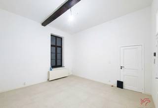 BRUSSEL – In de wijk Dansart, tussen de Beurs en het kanaal, naast de Place du Nouveau Marché aux Grains, dicht bij talrijke winkels/ambachtslieden...