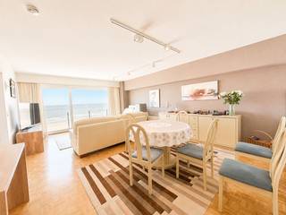 Op zoek naar een comfortabel en recent appartement vlak bij zee? Dan is dit stijlvolle gemeubeld tweeslaapkamerappartement op de negende verdieping precies wat u zoekt. Met een prachtig uitzicht over het strand en de zee, is het appartement zeer centraal gelegen, nabij diverse handelszaken, onderwijsinstellingen en het openbaar vervoer.<br /><br />Via de inkomhal heeft u enerzijds toegang tot de woonkamer voorzien van grote raampartijen die toegang geven tot het terras met zicht op zee. aansluitend vindt u de keuken, die is voorzien van een kookplaat met bijhorende dampkap, spoelbak, koelkast met vriezer, vaatwasser en oven. Naast de keuken vind men ook een handige berging met aansluiting voor een wasmachine en droogkast. Verder biedt de inkomhal toegang tot de twee slaapkamers met een terras aan de achterzijde van het gebouw. Anderzijds biedt de inkomhal toegang tot de badkamer, voorzien van een inloopdouche, een bidet, een lavabo en verscheidene kasten. Daarnaast vindt men ook nog een apart gastentoilet.<br /><br />Er bestaat de mogelijkheid tot het bijkomend huren van een garagebox onder het Leopoldpark tegen een maandelijkse huurprijs van €150.<br /><br />Een unieke kans aan de kust, waar licht, ruimte en ligging samenkomen.<br /><br />Aarzel niet langer en leg onmiddellijk uw bezoek vast!<br /><br />Beschikbaar vanaf 1 September 2026<br /><br />Provisie verwarming: €50/maand.<br /><br />Provisie algemene kosten: €70/maand.<br /><br />