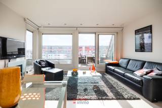 Super appartement met 1 slaapkamer én zuid-west oriëntatie! De zonnekloppers onder jullie gaan hier volledig hun gading in vinden!<br />Inkomhal met berging; afzonderlijk toilet; douchekamer met enkele wastafel en inloopdouche; 1 slaapkamer; lichtrijke woonkamer met mooie, open keuken; zonneterras. <br />Gemeubeld én kelder nr. 23 incluis. Gelegen nabij de gekende wandel- en fietspromenade. <br />150 EUR voorschot syndicuskosten (verwarming en water incluis).<br />EPC = 241 