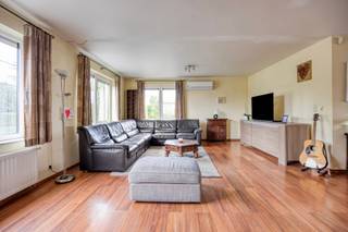 Ben je op zoek naar een unieke kans om een ruime woning met succesvolle frituur over te nemen in een gezellige buurt? Dit prachtige pand (gebouwd...