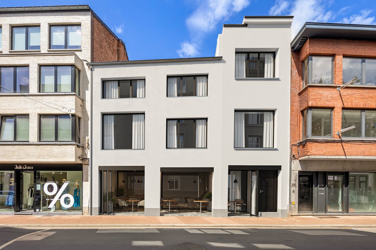 Beautiful commercial property (180m²) with apartment above - photo 1