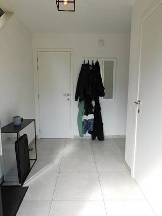 Volledig instapklaar, energiezuinig én verrassend compleet! Deze moderne woning uit 2019 is ideaal voor wie op zoek is naar hedendaags wooncomfort in een rustige omgeving, zonder in te boeten aan bereikbaarheid. Dankzij de BEN-standaard, zonnepanelen en vloerverwarming geniet u hier van comfortabel én energiezuinig wonen.<br /><br />Via de ruime inkomhal, voorzien van vestiaireruimte en gastentoilet, komt u in de lichtrijke leefruimte. De aangename woon- en eetkamer staat rechtstreeks in verbinding met de open en volledig uitgeruste keuken. Deze beschikt over een spoelbak, kookvuur, dampkap, vaatwasser, oven, microgolfoven, koelkast en vriezer.<br /><br />Dankzij het schuifraam en de extra deur geniet u vanuit de leefruimte van een vlotte verbinding met het terras en de tuin. Aansluitend aan de keuken bevindt zich een praktische wasplaats.<br />Op het gelijkvloers beschikt de woning bovendien over een inpandige garage met sectionaalpoort, evenals extra bergruimte. De trap naar de eerste verdieping bevindt zich in de inkomhal.<br /><br />De eerste verdieping omvat drie volwaardige slaapkamers en een stijlvolle, volledig betegelde badkamer. Deze is uitgerust met een dubbel lavabomeubel, inloopdouche en tweede toilet. De parketlooktegels zorgen voor een moderne en warme uitstraling.<br /><br />Via de nachthal bereikt u met een vaste trap de ruime zolderverdieping. Deze ruimte biedt nog tal van mogelijkheden en kan perfect worden ingericht als extra slaapkamer, bureau, hobbyruimte of polyvalente kamer.<br /><br />Ook buiten is deze woning een absolute troef. De volledig omheinde en aangelegde tuin beschikt over een mooi betegeld terras en biedt volop privacy.<br />Achteraan vindt u een kwalitatief tuinhuis in padoukhout, met aansluitend een overdekt loungegedeelte. Dit is uitgerust met spots, elektriciteit én internetaansluiting en vormt de ideale plek om gezellig te ontspannen of gasten te ontvangen. Een handige zijpoort zorgt bovendien voor een praktische toegang tot de tuin.<br /><br />Deze woning werd gebouwd met het oog op hedendaags en energiezuinig wonen en beschikt onder meer over:
<ul>
<li><span>Zonnepanelen van 4.200 Wp</span></li>
<li><span>Vloerverwarming op het gelijkvloers én de eerste verdieping</span></li>
<li><span>Regenwaterput</span></li>
<li><span>Vliegenramen aan de vensters</span></li>
</ul>
Kortom: een moderne en bijzonder complete gezinswoning die comfort, energiezuinigheid en een aangename buitenruimte perfect combineert. Bent u op zoek naar een recente, energiezuinige woning waar u zonder zorgen uw intrek kunt nemen? Dan is dit instapklare pareltje zeker een bezoek waard. Contacteer ons via 011 233 044.