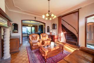<p>In een uiterst gegeerde en rustige woonwijk te Wilrijk bieden wij deze degelijke bel-étage gezinswoning aan op een perceel van 141 m2.</p><p></p><p>De woning werd opgericht met kwalitatieve en duurzame materialen (beton-, staal- en metselwerkstructuur) en biedt een uitstekende basis en een uiterst doordachte indeling om uw droomwoning van te maken.</p><p></p><p>Bij het betreden van het gelijkvloers brengt de inkomhal met vestiaire en gastentoilet u naar de sfeervolle en lichtrijke leefruimte. Dankzij de oriëntatie en de grote raampartijen geniet de woonkamer van een aangename lichtinval. Aansluitend bevindt zich de keuken die direct toegang verleent tot het zonnige terras en de onderhoudsvriendelijke tuin met vrij uitzicht en minimale inkijk.</p><p></p><p>De eerste verdieping herbergt drie volwaardige slaapkamers, een ingerichte badkamer, een handige bergplaats en een afzonderlijk toilet.</p><p></p><p>Op het keldervoorzieningenniveau beschikt de woning over een zeer royale inpandige garage (65 m2), extra bergruimten, een stooklokaal en een directe doorgang naar de tuin. Bovendien is er op de oprit nog een tweede privé-parkeerplaats voorhanden.</p><p> </p><p>Indeling:</p><p>-          Kelderverdieping (65 m2):<br />Ruime inpandige garage, stooklokaal, berging, tankopslag en doorgang naar de tuin.</p><p>-          Gelijkvloers:<br />Inkomhal, vestiaire, gastentoilet, zitplaats, ruime woonkamer, keuken, terras en tuin.</p><p>-          Eerste Verdieping:<br />3 slaapkamers, traphal, afzonderlijke berging, badkamer en toilet.</p><p> </p><p>TROEVEN &amp; POTENTIEEL</p><p>·         Ruimte &amp; Structuur: Solide beton- en metselwerkconstructie met 3 volwaardige bouwlagen en uitstekende afmetingen.</p><p>·         Parkeergemak: Altijd gegarandeerde parkeergelegenheid dankzij de royale inpandige garage en private</p><p>·         staanplaats op de oprit.</p><p>·         Licht &amp; Zicht: Aangename lichtinval in de leefruimten met vrij mooi uitzicht en zwakke inkijk van de buren.</p><p>·         Renovatiekansen: Een ideale woning voor kopers of gezinnen die een woning naar eigen smaak en hedendaagse energienormen wensen te transformeren.</p><p>·         Toplocatie: Rustige residentiële straat met uitsluitend bestemmingsverkeer, doch vlakbij het bruisende hart van Wilrijk en Antwerpen.</p><p></p><p>Interesse? Neem vandaag nog contact met ons op voor een bezoek ter plaatse!</p><p>📞 0473 18 06 42</p>