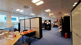 Zeer ruime kantooruimte met goede visibiliteit te huur langs de Kustlaan in Zeebrugge. Vlot bereikbaar en gelegen dichtbij de Baron de...