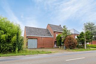 Deze te renoveren hoeve bevindt zich op een perceel van 1 hectare 15 are en dit gedeeltelijk in een bouwzone en gedeeltelijk in agrarisch gebied...