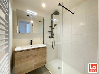 Welkom in dit prachtige appartement, gelegen op de tweede verdieping van een modern gebouw aan "Residentie Kloostertuin" in het charmante Zaffelare. Dit appartement is instapklaar en biedt de perfecte combinatie van comfort (warmtepomp met vloerverwarming) en stijl. De indeling omvat inkomhal met toegang naar de badkamer met inloopdouche en kast met lavabo, apart toilet, wasplaats en de slaapkamer met toegang naar het mooie ruime terras daarna komen we in de open ingerichte keuken die naadloos over gaat naar de lichtrijke woonkamer met schuifraam naar een tweede ruim terras, woonkamer en terras bieden een ideale ruimte voor zowel ontspanning als culinaire momenten. <br /><br />Dit appartement is volledig geschilderd voorzien van een zonnepaneel en wordt nog voorzien van verlichting. Bij het appartement hoort eveneens een autostaanplaats in de kelder alsook 1 fietsplaats in de kelder. De locatie in Zaffelare biedt een rustige woonomgeving terwijl het centrum met zijn voorzieningen vlakbij ligt. Dit moderne appartement, gebouwd in 2025, is de ideale plek om thuis te komen en te genieten van het beste dat het leven te bieden heeft.<br />Onmiddellijk beschikbaar.<br />Huurprijs: 825,00€/mnd + 70,00€ alg kosten=895,00€/mnd<br />Wilt u dit appartement met eigen ogen komen bekijken?<br />Mail ons met uw naam EN telefoonnummer: info@loimmo.be<br />Geen telefonische afspraken, wij contacteren U.