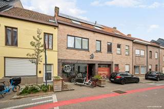 Op zoek naar een handelspand te koop in Harelbeke?<br /><br />Ontdek dit recent opgefriste pand aan de Boterpotstraat 9, met een bruikbare oppervlakte van 181 m² en EPC-label C.<br /><br />De ruime etalage aan de straatzijde brengt uw zaak in beeld en zorgt voor een uitnodigende uitstraling. Binnen beschikt het pand over aansluitende handelsruimtes, met plaats voor een winkelgedeelte, showroom of atelier, aangevuld met praktische opslagruimte. De lichtinval via de etalage en de lichtstraat draagt bij aan een aangename werkomgeving.<br /><br />Dit commerciële pand combineert een goede ligging in Harelbeke (mobiscore 9) met een verzorgde uitstraling en ruimte om uw eigen zaak vorm te geven.<br /><br />Interesse in dit handelspand aan de Boterpotstraat 9? Neem contact op voor meer informatie of een bezoek ter plaatse.<br /><br />Benieuwd naar dit pand of een andere eigendom? www.coventa.be – 051 222 051