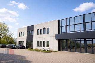 Espace de bureaux de 239 m² à louer dans le Sphere Business Park à Zellik, idéalement situé en périphérie de Bruxelles. Grâce à son emplacement le long de la dynamique Pontbeeklaan, votre entreprise bénéficie d’une excellente visibilité ainsi que d’une accessibilité optimale, avec des connexions directes au Ring R0 et à l’autoroute E40.<br /><br />Cet espace de bureaux prêt à l’emploi est situé au rez-de-chaussée et entièrement équipé pour une utilisation immédiate. Il dispose notamment de l’air conditionné, du double vitrage, d’un chauffage performant, d’un éclairage moderne et sanitaires. La façade récemment rénovée contribue en outre à offrir une image professionnelle et contemporaine à votre entreprise.<br /><br />De plus, 7 places de parking privatives sont incluses, offrant un confort supplémentaire pour les collaborateurs et les visiteurs. L’espace est disponible à partir du 1/05/2026.<br /><br />Intéressé ou souhaitez-vous obtenir davantage d’informations ?<br /><br />Contactez PANORAMA B2B pour plus de détails, les plans ou pour organiser une visite au 0477 09 00 09.
