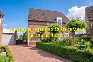 OPEN HUIS ZATERDAG 12 SEPTEMBER van 13u tot 14.30u - Deze ideale gezinswoning is gelegen in een mooi woonerf vlakbij de Nederlandse grens, en met achteraan zicht op weilanden. De woning ligt achteraan in de straat, voor extra privacy. Mits wat opfriswerken (keuken vervangen, schilderwerken) kan dit jouw knusse nieuwe thuis worden. De woonkamer en de keuken genieten van natuurlijke lichtinval en bieden uitzicht op de achterliggende weilanden. Er zijn 4 slaapkamers in totaal, als je dat will: 1 grote en 2 éénpersoonskamers op de eerste verdieping. Op de tweede verdieping: grote (polyvalente) kamer: deze kan ingericht worden als vierde slaapkamer, als een soort kangoeroewoonst, hobbyruimte, .............aansluiting wasmachine en cv-installatie bevinden zich hier ook. Buiten is er de tuin, de garage en een berghok achter de garage. Extra parkeergelegenheid is er op de oprit en op het woonerf. Op 5 minuten elektrisch fietsen ben je in het bruisende 'Baol' (Baarle-Hertog ;)), met gezellige restaurantjes, supermarkten Jumbo, A. Heyn... Okay supermarkt is op een paar autominuten (Weelde) en met een kwartier autorijden ben je in Turnhout. Met de fiets is dit ook gemakkelijk te doen, gezellig langs het Bels lijntje. Natuur is ook vlakbij: bossen, wandelroutes, natuurgebieden (het prachtige Vennegebied).... De kleuter- en basisschool, bushalte Turnhout - Baarle zijn vlakbij. Je kan ook lekker gaan eten in het historische 'Spoorhuis'. Gunstig EPC (bijna B) en elektriciteit conform. Niet gelegen in een overstromingsgebied. P-score: D-G-score: C. Maak snel jouw afspraak!