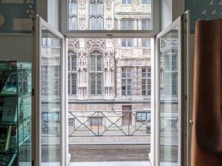 <strong>Karaktervol herenhuisappartement met terras en zicht op het stadhuis</strong><br /><br />Uniek gelegen in het <strong>hart van de stad</strong> bevindt dit indrukwekkende <strong>herenhuisappartement</strong> zich op de eerste verdieping van een <strong>standingvolle residentie.</strong><br /><br />Met een <strong>breedte van ca. 8 meter</strong> in de leefruimte, indrukwekkende plafondhoogtes en een bruikbare vloeroppervlakte van <strong>ca. 138 m² (excl. terras en balkon) </strong>spreekt het appartement alvast tot de verbeelding.<br /><br />Dankzij het<strong> gunstige EPC van 123 kWh/m²</strong> combineert het tweeslaapkamerappartement bovendien zijn <strong>historisch karakter met hedendaags wooncomfort</strong> en <strong>energiezuinigheid</strong>.<br /><br />De leefruimte bevindt zich centraal in het appartement en staat in directe verbinding met de keuken, het balkon en de twee slaapkamers. Via beide slaapkamers bereikt u de badkamer, die aansluit op het rustig gelegen terras achteraan.<br /><br />Daarnaast beschikt het appartement over een <strong>indrukwekkende inkomhal</strong>, een ruime <strong>privatieve berging</strong> en toegang tot de <strong>gemeenschappelijke buitenruimte en fietsenberging.</strong><br /><br /><strong>Kortom, een zeldzame opportuniteit voor wie op zoek is naar een ruim en authentiek appartement met terras op een absolute topligging in Gent.</strong><br /><br />Voor meer informatie, mail naar info@carloeggermont.be