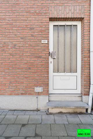 +++ Langestraat 207, Aalst +++<br /><br />In de Langestraat bevindt zich deze <strong>gezellige en lichtrijke 2-gevelwoning,</strong> ideaal gelegen nabij winkels, scholen, openbaar vervoer en belangrijke invalswegen, met bovendien recreatie- en groenzones in de nabije omgeving. Ook centrum Aalst bereikt u slechts binnen enkele minuten rijden. Via de inkomhal komt u in de <strong>ruime leefruimte met zithoek en living</strong>. Aansluitend vindt u een <strong>aparte, ruime keuken </strong>die uitgeeft op de veranda. De veranda vormt een aangename overgang naar het terras en de tuin, waar het heerlijk vertoeven is. Op het gelijkvloers bevindt zich tevens een <strong>badkamer met douche en toilet</strong>. Op de eerste verdieping zijn er 3 vernieuwde slaapkamers. Via een vaste trap bereikt u de <strong>zolder</strong>, die volledig kan worden ingericht als vierde slaapkamer, bureau of hobbyruimte. Achteraan het perceel is er bovendien de mogelijkheid om een <strong>parkeerplaats, garage of carport te voorzien. Deze zone is bereikbaar via een achterliggend baantje</strong>, wat een praktische en vlotte toegang garandeert. Bij interesse contacteer ons via 0478/059069 of mail naar info@immoteam.be
