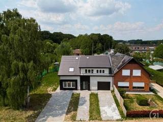 Magnifiek gerenoveerde woning met bijgebouw en parkeergelegenheid– ideaal voor cohousing, kangoeroewonen of vrij beroep. Wenst u een bezoek ,...