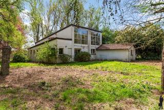<strong>Vroegmodernistische atelierwoning op een prachtig perceel van ca. 6685 m²<br /><br />Algemeen:</strong><br />- Te renoveren zonevreemde woning <br />- Bebouwde oppervlakte: ca. 140 m²<br />- Gelegen in waardevol landschappelijk agrarisch gebied<br />- Prachtig perceel met parktuin : ca. 6685 m²<br /><br /><strong>Historiek:</strong><br />Oorspronkelijke atelierwoning is van Duitse architect Hans Scwippert en gebouwd in jaren ’30 in opdracht van kunstenaarskoppel Maria Eulenbruch, Duitse keramiste en de Vlaamse beeldhouwer Robert Hasemeier<br /><br /><strong>Info gemeente Kontich over zonevreemde woningen:</strong><br />- Verbouwing binnen het bestaande volume<br />- Uitbreiding tot een maximaal totaal volume van 1000 m³<br />- Herbouw tot een maximaal totaal volume van 1000 m³<br />- Aandeel woningbijgebouwen beperkt tot 40 m²<br />- Aandeel van niet-overdekte constructies beperkt tot 80 m²<br />- Het onbebouwde perceel mag niet bebouwd worden<br />- Verbouwingen uiteraard volgens geldende voorschriften<br /><br /><strong>Nuttige links:</strong><br />https://omgeving.vlaanderen.be/nl/woning-zonevreemd<br />https://www.kontich.be/algemeen-bouwreglement-2020<br /><br /><strong>Onmiddellijke omgeving:</strong><br />- Gelegen in een rustige wijk<br />- Zeer vlotte bereikbaarheid naar Antwerpen en Brussel (E19 en trein)<br />- Nabij het centrum van Kontich en Reet met scholen, winkels, openbaar vervoer en verschillende natuurgebieden op fiets- en wandelafstand<br /><br />Voor meer informatie kan u terecht op www.deboerenpartners.be.
