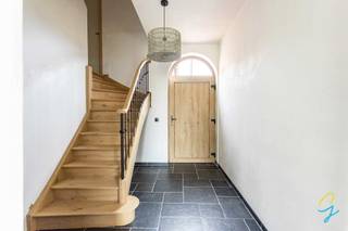 Voor een bezoek bel Saimen: 0470 79 24 20 of mail saimen@cornelis-goeman.be<br />
<p><span>Langsheen de Berendries te Michelbeke vindt u deze prachtige nieuwbouwwoning (2025) die tijdloze charme combineert met hedendaags wooncomfort. Deze stijlvolle pastoriewoning werd opgetrokken met kwalitatieve materialen en onderscheidt zich door haar authentieke architectuur, ruime volumes en landelijke uitstraling.</span></p>
<p><span>De woning verwelkomt u met een elegante inkomhal die toegang geeft tot de lichtrijke leefruimtes. Grote raampartijen zorgen voor een aangename lichtinval en een mooi contact met de tuin. De open leefruimte vormt samen met de keuken het hart van de woning en biedt alle mogelijkheden voor comfortabel gezinsleven en gezellige ontvangsten. Verder hebben we op het gelijkvloers een koele berging, een douchekamer/wasplaats en een riante dubbele garage voor twee wagens.</span></p>
<p><span>Op de verdieping bevinden zich vier volwaardige slaapkamers waarvan één met aansluitende dressing en een moderne badkamer (deze moet nog afgewerkt worden) en een afzonderlijke douchecel.</span></p>
<p><span>Dankzij de gunstige ligging combineert deze woning de rust van het landelijke Michelbeke met een vlotte bereikbaarheid naar Brakel, Oudenaarde, Zottegem en de belangrijkste verbindingswegen.</span></p>
<p><strong><span>Troeven:</span></strong></p>
<ul>
<li><span>Nieuwbouwjaar 2025</span></li>
<li><span>Authentieke pastorijstijl</span></li>
<li><span>Warmtepomp Lucht - Water</span></li>
<li><span>Ventilatie type D</span></li>
<li><span>Geïntegreerde garage</span></li>
<li><span>Gelegen op de gegeerde Berendries</span></li>
<li><span>EPB Label A</span></li>
</ul>
<p><span>Bent u op zoek naar een karaktervolle nieuwbouwwoning met uitstraling, ruimte en comfort? Dan is deze unieke eigendom beslist een bezoek waard.<br />Mogelijkheid om een achtergelegen bos aan te kopen.</span></p>