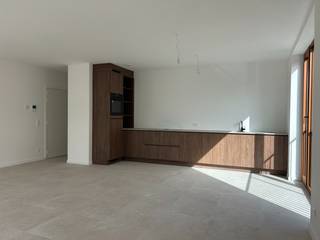 Aankoop onder 6% BTW mogelijk!<br /><br />Gelegen op een uitstekende locatie in Brasschaat - Mariaburg, bevindt zich dit stijlvol afgewerkte hoekappartement met een privatief terras. Het appartement maakt deel uit van een kleinschalig en duurzaam nieuwbouwproject, nl. residentie BO.<br />Bij het betreden van het appartement komt u via de inkomhal/nachthal in de verschillende ruimtes. Hier is ruimte voorzien voor een vestiaire en een apart toilet.<br />De woonkamer met open keuken vormt het hart van het appartement. De keuken is afgewerkt met fineerhouten fronten en een dekton werkblad, en uitgerust met kwalitatieve toestellen zoals een combi-oven, inductiekookplaat met geïntegreerde dampkap, vaatwasser en koelkast. Dankzij de grote raampartijen geniet de leefruimte van een aangename lichtinval en rechtstreeks toegang tot het zuidwestgericht terras. <br />De woonkamer is voorzien van een tegelvloer met vloerverwarming, wat zorgt voor een aangenaam en energiezuinig binnenklimaat. Verder beschikt het appartement over twee slaapkamers, een praktische berging, en een badkamer uitgerust met een moderne inloopdouche en lavabomeubel. <br />Technisch is het appartement volledig toekomstgericht: een privatief ventilatiesysteem, vloerverwarming, individuele zonnepanelen en een warmtepomp zorgen voor een zeer laag E-peil.<br />Troeven:<br />+ Nieuwbouw met hoogwaardige afwerking<br />+ Vloerverwarming op warmtepomp<br />+ Zonnepanelen en ventilatiesysteem D<br />+ Ruim terras aan de leefruimte<br />+ Twee slaapkamers<br />+ Energiezuinig en toekomstbestendig<br />+ Lift in het gebouw<br />+ Mogelijkheid tot aankoop van carport(s)<br />Dit appartement is ideaal voor eigen bewoning of als investeringsvastgoed, mede dankzij het verlaagde btw-tarief van 6% in het kader van sloop en heropbouw.