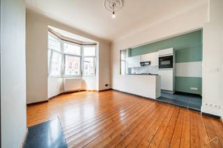<p><strong><span>SCHAARBEEK – Jacques Jansenstraat 1</span></strong></p>
<p><span>WE INVEST Bruxelles-Europe stelt u exclusief voor, tijdens de Openhuizendag van zondag 13 september 2026, dit karaktervolle appartement van ongeveer 85 m², gelegen op de 2e verdieping van een Art-Decogebouw uit de jaren 1930, zonder lift.</span></p>
<p><span>Liefhebbers van charme en authenticiteit zullen zeker vallen voor de vele originele elementen die bewaard zijn gebleven: authentieke deuren, glas-in-loodramen, sierlijsten, marmeren schouwen en originele parketvloeren.</span></p>
<p><span>Het appartement is doorlopend en geniet van een mooie natuurlijke lichtinval. Het omvat een leefruimte, een functionele keuken, twee slaapruimtes, een badkamer, een afzonderlijk toilet en een ingerichte wasruimte. De huidige indeling bestaat uit een slaapkamer en een bureau/dressing in enfilade, waardoor verschillende indelingsmogelijkheden ontstaan naargelang uw behoeften.</span></p>
<p><span>Aan de achterzijde beschikt het appartement over een zuidoostelijk georiënteerd balkon met een open, rustige en groene zicht op het binnengebied van het huizenblok.</span></p>
<p><span>De keuken werd geplaatst rond 2007-2010 en is nog steeds functioneel. De badkamer en het toilet werden ongeveer 15 jaar geleden gerenoveerd.</span></p>
<p><span>Op technisch vlak beschikt het pand over een EPC E-, een conforme elektrische installatie en een verwarmingsketel die ongeveer 15 jaar geleden werd vervangen. Ook het dak en de afvoerleidingen van het gebouw werden gerenoveerd.</span></p>
<p><span>Een private kelder vervolledigt het geheel.</span></p>
<p><span>⚠️ De kleine mede-eigendom wordt momenteel beheerd zonder professionele syndicus.</span></p>
<p><span>Een unieke gelegenheid om dit Art-Decoappartement met 2 slaapkamers in Schaarbeek te ontdekken, waar karakter, aangename volumes, een balkon en een vrij uitzicht samenkomen.</span></p>
<p><span>📍 </span><strong><span>Jacques Jansenstraat 1 – 1030 Schaarbeek</span></strong></p>
<p><span>👉 </span><strong><span>Bezoeken uitsluitend op afspraak.</span></strong><span> Neem contact op met WE INVEST Bruxelles-Europe om uw tijdslot te reserveren.</span></p>
<p><span>Appartement te koop Schaarbeek | 2 slaapkamers | Art Deco | 85 m² | balkon | vrij uitzicht | karaktervol appartement | vastgoed Schaarbeek | Jacques Jansenstraat | Brussel.</span></p>