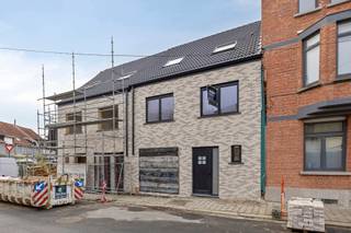 6% btw mogelijk (onder voorwaarden)Op een centrale locatie in Hemiksem komt deze energiezuinige nieuwbouwwoning met een slimme indeling en veel...