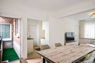 <p><span>Ontdek dit instapklare en verzorgde appartement, gelegen op de tweede verdieping van een kleinschalige residentie zonder lift. Dankzij de beperkte gemeenschappelijke kosten vormt dit appartement een interessante opportuniteit, zowel voor eigen bewoning als voor investering. Via de inkomhal bereikt u de lichtrijke leefruimte met voldoende plaats voor een gezellige zithoek en een eetruimte. Aansluitend bevindt zich de volledig uitgeruste keuken. Vanuit de leefruimte heeft u bovendien toegang tot het aangename terras. Het appartement beschikt over twee volwaardige slaapkamers en een badkamer uitgerust met een douche, een wastafel in meubel en een toilet. Een privatieve kelder zorgt voor de nodige extra bergruimte. De ligging is een absolute troef, centraal in Strombeek-Bever, op wandelafstand van winkels, scholen, openbaar vervoer en met een vlotte verbinding naar Brussel en de belangrijkste invalswegen. Een ideale woonst voor wie op zoek is naar een comfortabel appartement op een uitstekende locatie.</span></p><p><span> </span></p><p><span> </span></p>