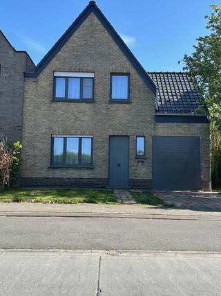 Te huur: halfopen huis in de Rodestraat, Veurne, op korte afstand van het treinstation. Deze woning biedt een praktische indeling en een aangename...