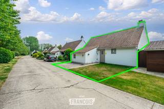 Deze volledig instapklare visserswoning beschikt over drie slaapkamers, waarvan één op het gelijkvloers. De woning is praktisch ingedeeld en afgewerkt met aandacht voor comfort en gebruiksgemak.<br /><br />De leefruimte sluit aan op een volledig uitgeruste keuken en een moderne badkamer, wat zorgt voor een aangename en functionele woonomgeving.<br /><br />Buiten beschikt u over een ruime zongerichte tuin met tuinhuis, ideaal om in alle rust van het buitenleven te genieten. Daarnaast is er een afzonderlijke parkeerplaats inbegrepen.<br /><br />De woning is gelegen in een rustig recreatiepark in Adinkerke (De Panne), vlakbij het natuurgebied Calmeynbos en op ongeveer 3 km van het strand en de zee.<br /><br />Dankzij de combinatie van ligging, indeling en afwerking is deze woning perfect geschikt als tweede verblijf of voor vakantieverhuur.<br /><br />Voor meer informatie of een bezoek kunt u contact opnemen met Inti op inti@immofrancois.be<br /><br /> of 0499 74 89 74.<br /><br />