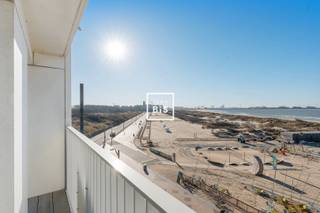 Magnifique appartement d'angle avec une imprenable vue frontale sur la mer au 4e étage de la résidence Cap Horn, situé de manière unique sur la digue de Duinbergen, entouré par la mer et les dunes du Willemspark.<br /><br />Disposition de cet appartement 4 chambres :<br />Hall d'entrée avec toilettes invités, vestiaire et un débarras avec raccordement pour machine à laver et sèche-linge. <br />Le séjour lumineux se compose d'un salon confortable et une salle à manger, offrant un accès direct aux terrasses ensoleillées aux vues magnifiques sur la mer et le parc Willems. Attenant, une cuisine semi-ouverte entièrement équipée.<br />L'appartement dispose de quatre chambres, dont une chambre modulable avec vue mer frontale, qui peut être utilisée pour agrandir le salon.<br />Cave privée et local à vélos commun dans la résidence.<br />Possibilité d'acquérir plusieurs garages dans la résidence.<br /><br />Une offre unique, pouvant à la fois servir comme habitation famililale ou comme maison de vacances.<br /><br />Pour plus d'informations ou une visite sur rendez-vous, contactez nous au 050 63 20 40.