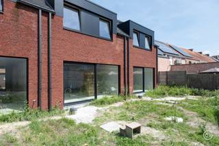<span>OPENDEURDAG OP ZATERDAG 03/10 TUSSEN 10u30 EN 12u30<br /><br /></span>In het rustige Hingene worden vier nieuwbouwwoningen opgetrokken. Volgens velen de mooiste deelgemeente van Bornem door zijn gezellige centrum, kasteel d'Ursel en het rondomliggend park. Het project is gelegen op een rustige doch centrale locatie, op wandelafstand van winkels, scholen en het park.<br /><br />Het project bestaat uit één halfopen en drie gesloten bebouwingen, allen voorzien van hedendaags comfort.<br /><br />De woningen onderscheiden zich door hun krachtige vormgeving in warme rode baksteen. De strakke belijning en het doorlopende metselwerk geven het geheel een tijdloze uitstraling. De raampartijen zorgen voor een subtiel ritme in de gevel en brengen op een verfijnde manier licht binnen. Het hellend dak versterkt het tijdloze, huiselijke karakter en maakt van dit project een hedendaagse interpretatie van klassiek wonen.<br /><br />De woningen zullen bijna-energieneutraal zijn. Er wordt gebruik gemaakt van een warmtepomp in combinatie met vloerverwarming en de nodige isolatie.<br /><br />Als kers op de taart zijn de woningen voorzien van een zuidwest-gerichte tuin met aangelegd terras.<br />Genieten van een aperitief was nog nooit zo aangenaam.<br /><br />Parkeren vormt geen probleem, dankzij de autostaanplaatsen achteraan.<br />Deze zijn verplicht aan te kopen aan € 15.000,00 excl. kosten.<br /><br />De woningen worden volledig en kwalitatief afgewerkt.<br /><br />Wens je meer informatie over deze kwalitatieve nieuwbouwwoningen?<br />Contacteer ons gerust via info@julimmo.be of 03 303 39 36.