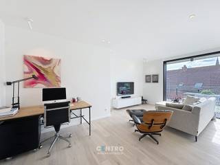 Bent u op zoek naar een instapklaar appartement dat tot in de puntjes is afgewerkt? Dan is dit zeker een bezoek waard.<br /><br />Dit ruime appartement heeft een totale oppervlakte van 118 m², waarvan 95 m² bewoonbaar. Je geniet van een zuidgericht terras van 14,5 m² én een tweede terras van 8,5 m² waar je heerlijk van de avondzon kunt genieten.<br /><br />De indeling omvat twee ruime slaapkamers en maar liefst twee badkamers, wat zorgt voor extra comfort.<br /><br />De kwalitatieve en ruime keuken, evenals het doordachte verlichtingsplan, werden uitgewerkt in samenwerking met een binnenhuisarchitecte. Het appartement is voorzien van stijlvolle inbouwspots (Delta Light) en alle verlichting is dimbaar.<br /><br />Daarnaast is het volledige appartement geschilderd. De leefruimte en gang zijn afgewerkt met vliesbehang op zowel muren als plafond, wat zorgt voor een strakke en moderne uitstraling.<br /><br />Aan de zuidzijde zijn de ramen uitgerust met elektrische buitenscreens (zonnewering). In de slaapkamers zorgen ingewerkte plisségordijnen tussen de ramen voor volledige verduistering.<br /><br />Het appartement is zo goed als nieuw (oplevering november 2023) en werd slechts beperkt bewoond (tweede verblijf in Spanje).<br /><br /><strong>INDELING:<br /><u><em>Tweede verdieping:</em></u></strong><br />Inkomhal met vestiaire - ruime LICHTRIJKE living - volledig ingerichte keuken (O.a. met inductiefornuis, dampkap, heteluchtoven, microgolfoven, frigo en vaatwasmachine) - wasplaats (met voorzieningen voor wasmachine en droger) - afzonderlijk gastentoilet (met lavabo) - badkamer 1 (O.a. met lavabomeubel en douche) - badkamer 2 (O.a. met lavabomeubel, hangtoilet en ligbad) - 2 RUIME slaapkamers - RUIM ZUIDgericht terras - West-gericht terras.<br /><br /><u><strong>Opmerkingen:<br />- Energielabel A!</strong></u><br />- Vloerverwarming aanwezig<em><strong><u>.</u></strong></em><br />- Elektrische zonnescreens aanwezig.<br />- Keuken afgewerkt in samenspraak met binnenhuisarchitecte.<br />- Volledig geschilderd met vliesbehang.<br />- 2 Zonneterrassen in padouk.<br />- Mogelijkheid tot aankopen van een garagebox.<br />- Op wandelafstand van winkels en het openbaar vervoer!<br /><br />PERFECT afgewerkt appartement op zeer INTERESSANTE ligging te Uitkerke (Blankenberge)! Aarzel zeker niet om ons te contacteren voor een bezoek ter plaatse: 050/70.01.02 - info@centro.be.