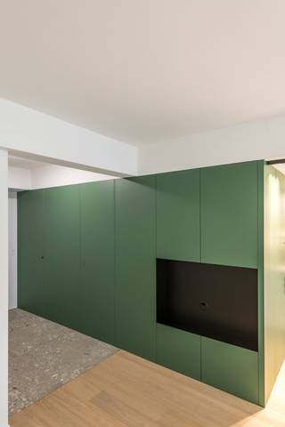 Dit volledig gerenoveerde appartement met 2 slaapkamers bevindt zich op een van de meest gewilde locaties in de stad. Gelegen naast het stadscentrum biedt het een prachtig uitzicht op het Kursaal, en ligt het op steenworp afstand van het Monacoplein, de wandelpromenade, en het uitgestrekte strand van de Noordzee. Dankzij de nabijheid van diverse restaurants en de beste winkelstraten is dit appartement ideaal gelegen voor wie alles te voet wil verkennen.<br /><br />Het appartement bevindt zich op de vijfde verdieping van een stevig gebouwde residentie. <br /><br />Bij binnenkomst van het appartement valt meteen de unieke en luxueuze afwerking op. Gerealiseerd in samenwerking met Interieurburo Marc Soenen. Hier werd een ware parel gecreëerd.<br /><br />Het appartement werd volledig gerenoveerd, inclusief alle leidingen en elektrische installaties. Er zijn uitsluitend materialen van topmerken gebruikt en er is veel maatwerk toegepast.<br /><br />Bij binnenkomst trekken de groene maatkasten direct de aandacht. In de inkomhal bevindt zich een apart toilet en een luxueuze badkamer voorzien van een inloopdouche, bad en lavabo.<br /><br />De woonkamer is afgewerkt met parket en dankzij de brede gevel stroomt er veel licht het appartement binnen. Aanpalend aan de woonkamer bevindt zich de extravagante keuken met een prachtig eiland. De keuken is uitgerust met een inductiekookplaat met ingebouwde dampkap, een geïntegreerde vaatwasser, frigo en diepvries, een combi oven-microgolf en een geïntegreerde wasmachine. / combi droogkast. Voor de vlekkeloze afwerking werden prado stopcontacten voorzien.  <br /><br />Aan de achterzijde van het appartement bevinden zich twee slaapkamers, waarvan één zeer ruime kamer (5,4m x 3m) met een eigen balkon. De hoofdverwarming van de woonkamer en keuken kan op afstand bediend worden via een app, wat ideaal is voor tweede verblijvers. <br /><br />Dit appartement biedt niet alleen comfort en luxe, maar ook een uitstekende locatie voor wie wil genieten van alles wat de stad te bieden heeft.