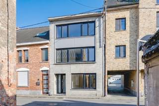 <p><span>Vergund opbrengsteigendom</span><span> bestaande uit </span><span>3 appartementen en een ruime tuin </span><span>aan de Kaaldries in </span><span>Hamme</span><span>. Ideaal gelegen vlakbij winkels, scholen en openbaar vervoer.</span></p><p><span>Alle appartementen zijn net gerenoveerd en staan leeg. </span></p><p><span>Indeling</span><span>:</span></p><p><span>- Gelijkvloers:</span></p><p><span>tweeslaapkamerappartement met lichtrijke leefruimte, volledig geïnstalleerde open keuken, aparte technische berging, badkamer met inloopdouche. achteraan het appartement is een ruim terras met bijhorende privatieve tuin en tuinberging.</span></p><p><span>- Verdieping één:</span></p><p><span>tweeslaapkamerappartement met lichtrijke leefruimte in L-vorm, volledig geïnstalleerde open keuken, aparte technische berging, badkamer met inloopdouche en 2 ruime terrassen. Achteraan beschikt het terras over een trap die verbinding maakt tot een privatieve tuin. </span></p><p><span>- Verdieping twee:</span></p><p><span>tweeslaapkamerappartement met lichtrijke leefruimte in L-vorm, volledig geïnstalleerde open keuken, aparte technische berging, badkamer met inloopdouche en één ruim terras. </span></p><p><span>Bijzonderheden:</span></p><ul><li><span>Volledig leeg</span></li><li><span>totaalrenovatie (2025)</span></li><li><span>EPC label B en C</span></li><li><span>Centrale ligging</span></li><li><span>Individuele nutsvoorzieningen</span></li><li><span>CV op aardgas, PVC ramen met HR beglazing en isolatie in muren en dak</span></li><li><span>Potentiële huuropbrengst: 3 x 900/950 euro / maand exclusief nutsvoorzieningen</span></li><li><span>netto rendement van 3.8% </span></li><li><span>Ideaal als langetermijninvestering perfect voor de verhuur.</span></li></ul><p><span>Ben jij geïnteresseerd in dit opbrengsteigendom te koop in Hamme, ben je op zoek naar ander vastgoed of wens je de waarde van jouw eigendom te kennen? Dan ben je bij BOLT immo aan het juiste adres! Wij helpen jou graag verder.</span></p>