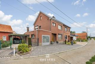 Voor meer info en foto’s, surf naar www.swevers.be – Rustig en ruim wonen in Wellen? Deze instapklare halfopen woning aan de Widdingenstraat biedt 257 m² bewoonbare oppervlakte, drie slaapkamers, royale leefruimtes en een zuidwestgerichte tuin. Op het gelijkvloers vind je een inkomhal, een ruime woonkamer van 32,4 m² en een afzonderlijke eetkamer van 21,27 m². De keuken van 18,3 m² sluit via de eethoek aan op de gezellige veranda/wintertuin. Verder zijn er een toilet, een berging van 24,5 m². De eerste verdieping telt drie slaapkamers van 15,23 m², 14,6 m² en 9,6 m², aangevuld met een badkamer. Extra opslagruimte is voorzien in de kelder van 12 m² en de ruime zolder. Buiten geniet je van een zuidwestgerichte tuin van 458 m², ideaal voor een terras, speelruimte of groene inrichting. De rustige ligging zonder doorgaand verkeer vormt daarbij een mooie troef. Ook technisch werd de woning goed onderhouden. Het dak, de verwarmingsketel en de mazouttank van 2.500 liter werden vernieuwd in 2021. Ramen en deuren dateren van 2002 en in 2025 werd een waterontkalker geplaatst. Dagelijkse voorzieningen bevinden zich op korte rijafstand, met winkels, scholen en kinderopvang op ongeveer 3 km. Een bushalte ligt op circa 800 meter. Voor meer informatie, bel 012 699 900. Bron bewoonbare oppervlakte: EPC – verslag.