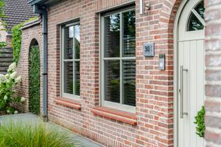 Deze instapklare villa in een rustige, doodlopende straat te Ingelmunster combineert comfort, energiezuinigheid en ruimte. We betreden de woning...