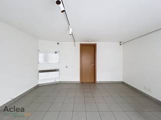 Praktische kantoorruimte/handelsruimte gelegen vlakbij het centrum van Eeklo.Op de strategische locatie, in de Tieltsesteenweg, is de eigendom...