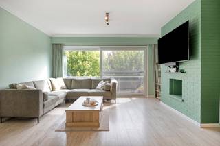 Dit ruime, lichtrijke en instapklare appartement op de tweede verdieping (zonder lift) werd in 2021 bijna volledig gerenoveerd en biedt een perfecte combinatie van hedendaags wooncomfort en een rustige, groene ligging. Het centrum van Brasschaat, natuurgebied De Mik, het Gemeentepark en de golf is allemaal nabij.<br /><br />In 2021 werden onder meer de ramen, keuken, badkamer en vloeren vernieuwd. Ook het dak werd ondertussen geïsoleerd (12 cm) en de terrassen werden aangepakt. Hierdoor zou een nieuw EPC-attest naar verwachting een gunstigere score behalen.<br /><br />Indeling:<br />- Inkomhal met vestiairekast en gastentoilet<br />- Woonkamer<br />- Keuken<br />- Balkon aan de voorzijde<br />- Twee volwaardige slaapkamers<br />- Extra kamer, ideaal als bureau, dressing of berging<br />- Badkamer met inloopdouche, lavabomeubel en aansluiting voor wasmachine en droogkast<br />- Zuid-West gericht terras van ca. 7 m²<br /><br />Bijzonderheden:<br />- Centrale ligging in Brasschaat<br />- EPC 254 kWh / (m² jaar) - Label C (attest van voor renovaties)<br />- Garagebox (17m²) op 1 min wandelen<br />- Elektriciteit conform<br />- Asbestveilig <br />- Gemeenschappelijke kost: €100/maand (kuisen gang, blokpolis, syndicus,  ruimen beerput,...)<br /><br />Interesse? Neem contact op met ons vastgoedkantoor via 03/666 66 66<br /><br />De eigendom wordt aangeboden via de Pre-sale formule. Op 29/07/2026 tussen 15:00 en 20:00 kan u de woning op afspraak komen bezichtigen en een bod uitbrengen. De vermelde prijs is een instelprijs. Voor meer info, gelieve contact op te nemen met de dossierverantwoordelijke.<br /><br />Bestuursmaatregelen in het maatregelenregister: nee