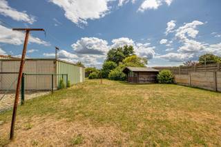 Charmante laagbouwwoning met 3 slaapkamers en ruime tuin<br /><br />Op zoek naar een gezellige woning met alle comfort op één niveau? Deze laagbouwwoning met 2 slaapkamers en een grote tuin is precies wat u zoekt!<br /><br />Beschrijving:<br /><br />Deze woning is gelegen in een rustige, kindvriendelijke buurt en beschikt over een praktische indeling met veel natuurlijk licht. U betreedt de woning via de inkomhal, die toegang geeft tot de lichte woonkamer grenzend aan de keuken . <br /><br />De woning beschikt over drie slaapkamers , badkamer met bad en een apart toilet. Alles bevindt zich op het gelijkvloers – ideaal voor wie toekomstgericht denkt of minder mobiel is.<br /><br />De grote tuin is een echte troef: volledig omheind, met voldoende plaats voor kinderen om te spelen, een moestuin aan te leggen of simpelweg te genieten van rust en privacy. Dankzij de oriëntatie geniet u hier van zon en groen, het hele jaar door.<br /><br />Troeven:<br />- laagbouwwoning (alles op het gelijkvloers)<br />- Slaapkamers: 2<br />- Tuin: zeer ruime, zonnige tuin <br />- EPC: D – dus geen renovatieverplichting<br />- Ligging: rustige, kindvriendelijke buurt met vlotte bereikbaarheid