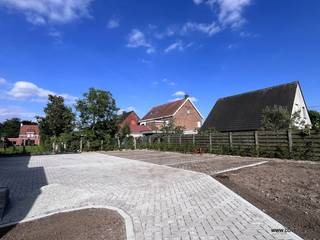 Dit appartement gelegen op de 1ste verdieping bestaande uit: inkomhal met toilet, ingerichte badkamer met inloopdouche en dubbele spoelbak, woonkamer - salon met ingerichte keuken, nachthal en 2 slaapkamers. Garage inbegrepen.<br /><br />Zowel een terras voor- als achteraan.<br /><br />Vloerverwarming met warmtepomp en zonnepanelen.<br /><br />Gemeenschappelijke fietsenstalling en tuin.<br /><br />Mogelijkheid tot huren van extra staanplaats (25€).<br /><br />Beschikbaar op 01 september <br /><br />Syndicus +30€/maand.