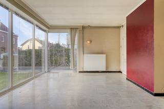 De woning is gelegen te Bissegem, met een vlotte verbinding naar het centrum van Kortrijk, Bissegem plaats en de belangrijke invalswegen. Daarnaast bevindt de woning zich op een boogscheut van het sportcentrum Ter Biezen, de Leie, diverse horecazaken, winkels en supermarkten. Daarnaast zijn scholen en crèches vlakbij, wat dit huis bijzonder aantrekkelijk maakt voor gezinnen. INDELING: Gelijkvloerse verdieping: - inkomhal met trap naar het eerste verdiep en een gastentoilet - aangename woonkamer met veel raampartijen - aanpalende keuken met zicht op de tuin - polyvalente ruimte (ideaal als bureau, praktijkruimte of speelkamer voor de kinderen)- ruime tuin met uitweg en garage- kelder Eerste verdiep: - 3 slaapkamers - badkamer uitgerust met lavabo, ligbad/douche- apart toilet - zolderruimte te bereiken met vlizotrapTroeven van deze woning: - uitstekende structuur - volledig vernieuwd dak (2024) - voorzien van nieuwe ramen (pvc - 2021) - ruime halfopen bebouwing - aanwezigheid van oprit en garageWenst u meer info over deze woning of wenst u een bezoek ter plaatse? Contacteer Alissia Dewitte (0472 18 64 21 - alissia.dewitte@dewaele.com) of Yoshi Vandeginste (0474 49 50 38 - yoshi.vandeginste@dewaele.com)