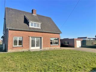 Pittige huurprijs? Dat gaan we niet ontkennen. Maar het is dan ook een specialleke. Je huurt namelijk niet enkel een woning met 5 potentiële slaapkamers, maar ook een weide van zo’n 4500m² en een bijgebouw van 600 m². <br /><br />Is de weide net iets teveel van ’t goeie, en wil je enkel de woning met hal/stal huren? No problemo, de weide is optioneel. De huurprijs (zonder weide) bedraagt dan 1500 EUR/maand.<br /><br />De woning is niet nieuw, maar netjes onderhouden. Fijn toch? De eigenaar heeft recent nog een nieuwe keuken geplaatst, en de woning voorzien van een kleine update. Je kan er dus zo in. <br /><br />Indeling:<br />Een fijne binnenkomer, zo’n lichte traphal. Meteen links komen we in een kamer die dienst kan doen als gelijkvloerse slaapkamer, of prima in te richten is als kantoor. Aan de andere kant is de woonkamer. Check die grote ramen, dus erg veel lichtinval en heerlijk zicht op de groene omgeving. Je maakt het extra gezellig met de kachel.<br /><br />Aansluitend is de keuken. Deze werd dus vernieuwd, en is instapklaar. En…je kan de afwas doen met zicht op je paarden. Of geiten. Of schapen. Of een halve dierentuin. De weide is alleszins groot genoeg. <br /><br />Verder vinden we nog een apart toilet, een badkamer met bad, douche en badkamermeubel en tenslotte nog een riante wasplaats/bergruimte. Boven deze wasplaats is nog een extra zoldertje.<br /><br />Op de 1ste verdieping zijn 4 slaapkamers, telkens voorzien van ingebouwde kasten. Ook is hier nog een extra toilet met wastafel. <br /><br />Het totale perceel heeft een oppervlakte van 7600m². Daar kan je iets mee, toch? Achter de woning werd de tuin verhard, dus ideaal voor laden en lossen in het bijgebouw. Het bijgebouw is trouwens bijkomend geïsoleerd, en beschikt over 4 paardenboxen met watertoevoer. Krachtstroom is ook aanwezig in het gebouw. Tenslotte is er nog een aparte garage.<br /><br />Ter info: het is niet mogelijk om een bedrijfsactiviteit uit te voeren in het bijgebouw.