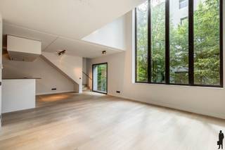 Gelegen in het prestigieuze Project Kanaal van Axel Vervoordt vindt u dit uitzonderlijk duplexappartement, waar modern comfort en verfijnd design...