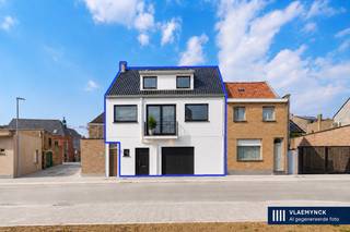 Ontdek deze ruime bel-etagewoning met zeer grote garage in het centrum van Middelkerke met gerenoveerde keuken, open leefruimte en op wandelafstand van winkels en horeca.<br /><br />De woning werd ingedeeld als volgt:<br />Gelijkvloerse verdieping met bergruimte en zeer ruime garage/ werkplaats, traphal naar de eerste verdieping met badkamer, gerenoveerde keuken, open leefruimte en spiltrap naar het tweede verdiep waar we 3 volwaardige slaapkamers vinden.<br /><br />Op zoek naar een woning met zeer veel mogelijkheden nabij centrum Middelkerke? Contacteer Elias voor een bezoek ter plaatse!