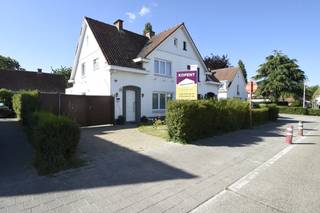 Welkom in deze charmante halfopen woning, gelegen in de geliefde wijk Kapellenkouter.<br />Dit is dé kans om te wonen in een unieke buurt, gekenmerkt door haar ruime percelen en typische bouwstijl.<br /><br />De woning heeft de afgelopen jaren enkele belangrijke modernisaties ondergaan:
<ul>
<li>Centrale verwarming op gas geïnstalleerd</li>
<li>Nieuwe ramen in de hele woning</li>
<li>Vernieuwde elektriciteit</li>
<li>Spouwmuurisolatie voor extra energiezuinigheid</li>
</ul>
Bij binnenkomst word je verwelkomd in een ruime inkomhal.<br />De lichtrijke woonkamer biedt een prachtig zicht op de tuin en zorgt voor een <strong>aangename leefruimte</strong>.<br />De aparte keuken, uitgerust met alle comfort, geeft toegang tot de <strong>droge kelder</strong> – ideaal als extra opslagruimte.<br /><br />Op het gelijkvloers vind je bovendien een badkamer met lavabo, toilet en douche.<br />De zonnige <strong>veranda </strong>leidt naar de ruime, <strong>zonovergoten tuin</strong>, een ware troef!<br /><br />Op de eerste verdieping bevinden zich <strong>drie volwaardige slaapkamers</strong> en een apart toilet.<br />De <strong>zolder</strong>, bereikbaar via een uittrektrap, biedt extra opbergmogelijkheden.<br /><br />Naast de woning is er een parkeerplaats, veilig achter de recent geplaatste poort.<br /><br />Als extra kers op de taart is er een <strong>bijgebouw </strong>waar ook de wasmachine en droogkast staan.<br />Hier werd ook een lavabo en bad geplaatst. Verder kan dit bijgebouw dienst doen als stockage plaats of hobbyruimte.<br /><br />PVC ramen met dubbelglas en centrale verwarming op gas .<br />Bron bewoonbare oppervlakte : EPC - certificaat<br /><br />Ben je op zoek naar een karaktervolle woning op een fantastische locatie? Mis deze kans niet en plan snel je bezoek!<br />Bel ons nu op 03/775.78.79.<br />