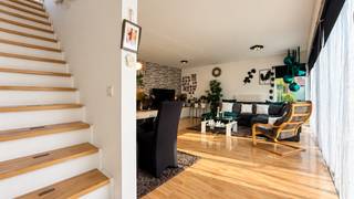 <p>Rustig gelegen halfopen woning met 3 slaapkamers in Herk-De-Stad!<br /><br />Deze gezellige halfopen woning bevindt zich in een zeer rustige en aangename omgeving in Herk-De-Stad, gelegen in de doodlopende Ganzenhoek. Een ideale ligging voor wie op zoek is naar rust en privacy, maar toch graag alle voorzieningen binnen handbereik heeft.<br /><br />De woning beschikt over een bewoonbare oppervlakte van 122 m² en is gelegen op een mooi perceel van 3a 63ca.<br /><br />Bij het binnenkomen treffen we een aangename leefruimte aan met aansluitend de keuken. Dankzij de praktische indeling beschikt de woning over voldoende ruimte voor het hele gezin.<br /><br />Op de verdieping bevinden zich 3 volwaardige slaapkamers en de badkamer. De woning biedt hierdoor een ideale woongelegenheid voor een gezin of voor wie graag over een extra hobby- of bureauruimte beschikt.<br /><br />Een belangrijk pluspunt is het EPC-label C. De woning is bijgevolg niet onderhevig aan de renovatieverplichting, wat betekent dat je hier zonder verplichte energetische renovatiewerken kan intrekken.<br /><br />De rustige ligging in een doodlopende straat zorgt bovendien voor weinig doorgaand verkeer en maakt dit een aangename en veilige woonomgeving.<br /><br />Pluspunten:<br />- zeer rustige ligging in een doodlopende straat<br />- 3 slaapkamers<br />- EPC-label C (geen renovatieverplichting)<br />- aangename woonomgeving<br /><br />Op zoek naar een rustig gelegen woning met 3 slaapkamers en zonder renovatieverplichting? Dan is deze woning in Ganzenhoek 15 zeker een bezoekje waard!<br /><br />Maatregelen opgenomen in het Maatregelenregister: nee<br /><br />Voor een bezichtiging ter plaatse of meer info, bel ons op 078/78.78.70, of kom gewoon binnen op ons kantoor. Steeds welkom!</p>