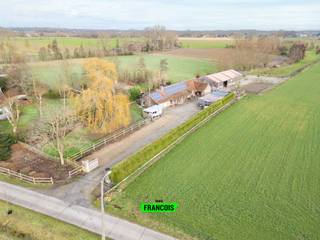 HOEVE MET LOODS/STALLINGENOntdek deze charmante landelijke hoeve in het groene Gottem (Deinze), een droomlocatie voor wie houdt van rust, ruimte en...