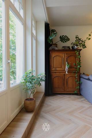 <p><span>GENT - Koning Albertlaan 216: Op zoek naar een</span><span> gerenoveerd appartement te huur nabij station Gent? </span><span>Dan is dit pand mogelijk iets voor u.</span></p><p><span> </span></p><p><span>De belangrijkste troeven in een notendop:</span></p><ul><li><span>Op wandelafstand van Station Gent St-Pieters</span></li><li><span>Behoud van authentieke elementen </span></li><li><span>Inclusief fietsenstalling (1 fiets per huurder) en kelderberging</span></li><li><span>Zonnepanelen </span><span>en zonnescreen in de slaapkamer</span></li></ul><p><span> </span></p><p><span>Indeling:</span></p><p><span>Het appartement bevindt zich op de tweede verdieping van een burgerwoning, zonder lift. </span></p><p><span>Inkomhal, lichtrijke leefruimte met open ingerichte keuken, terrasje, badkamer (toilet, lavabo en douche), ruime slaapkamer, aparte berging.</span></p><p><span>Fietsenstalling en kelderberging inclusief.</span></p><p><span> </span></p><p><span>Huurprijs: € 950 + € 60 gemeenschappelijke kosten. EGW afzonderlijk af te rekenen. </span></p><p><span>Beschikbaar vanaf 01/09/2026. Domicilie verplicht.</span></p><p><span> </span></p><p><span>Neem contact op met Axel Lenaerts makelaars voor een bezoek via onze website.</span></p>