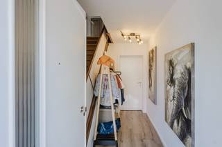 Welkom in oudstrijderslaan 1, Aalbeke!<br /><br />Bezoekdagen:<strong> vrijdag 17/07</strong> en/of <strong>zaterdag 18/07</strong><br /><br />Deze <strong>instapklare halfopen gezinswoning</strong> combineert comfort, ruimte en een uitstekende ligging. Dankzij een <strong>recente renovatie</strong> is de woning perfect klaar voor haar nieuwe bewoners.<br /><br />Via de <strong>inkomhal </strong>bereikt u de kelder en de <strong>ruime</strong>, <strong>open leefruimte</strong>. Aan de achterzijde bevindt zich de <strong>volledig uitgeruste keuken</strong>, met directe toegang tot de eerste garage. Via de gang richting tuin passeert u een <strong>apart toilet </strong>en stapt u rechtstreeks op het <strong>terras</strong>.<br /><br />Op de <strong>eerste verdieping </strong>vindt u een <strong>badkamer </strong>met douche, lavabo en toilet, alsook <strong>twee ruime slaapkamers</strong>. Een vaste trap leidt u naar de <strong>zolderverdieping</strong>, waar nog eens <strong>twee extra slaapkamers </strong>op u wachten, ideaal voor een groeiend gezin of thuiskantoor.<br /><br />De <strong>zuidwestgerichte tuin</strong><strong> </strong>met terras geniet de hele dag van de zon. De <strong>vrijstaande garage </strong>biedt extra comfort en ruime opbergruimte. Via een <strong>doorgang langs de zijkant </strong>is de tuin bovendien vlot bereikbaar.<br /><br />Geïnteresseerd? Maak uw afspraak via:<br /><strong>Simon</strong>: 0471 547 642 — simon@dekeyser.immo<br /><strong>Yorben</strong>: 0468 188 061 — yorben@dekeyser.immo